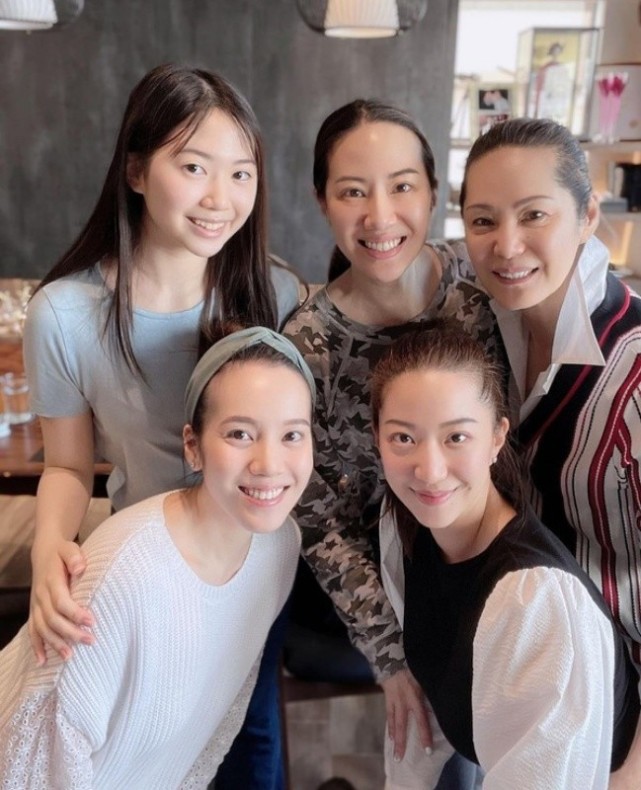 甄子丹全家福曝光，一双子女齐穿千元国产品牌，甄济如神似汪诗诗