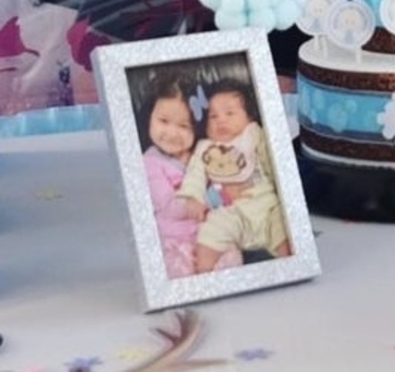 钟嘉欣为5岁女儿庆生，素颜出镜黑眼圈抢镜，Kelly紧搂妈妈萌态足