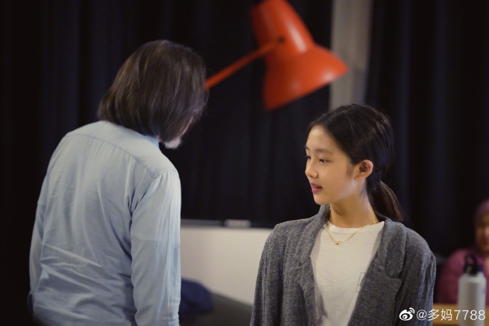 孫莉曬多多和何炅排練話劇，15歲多多氣質靈動，身材曲線愈發明顯
