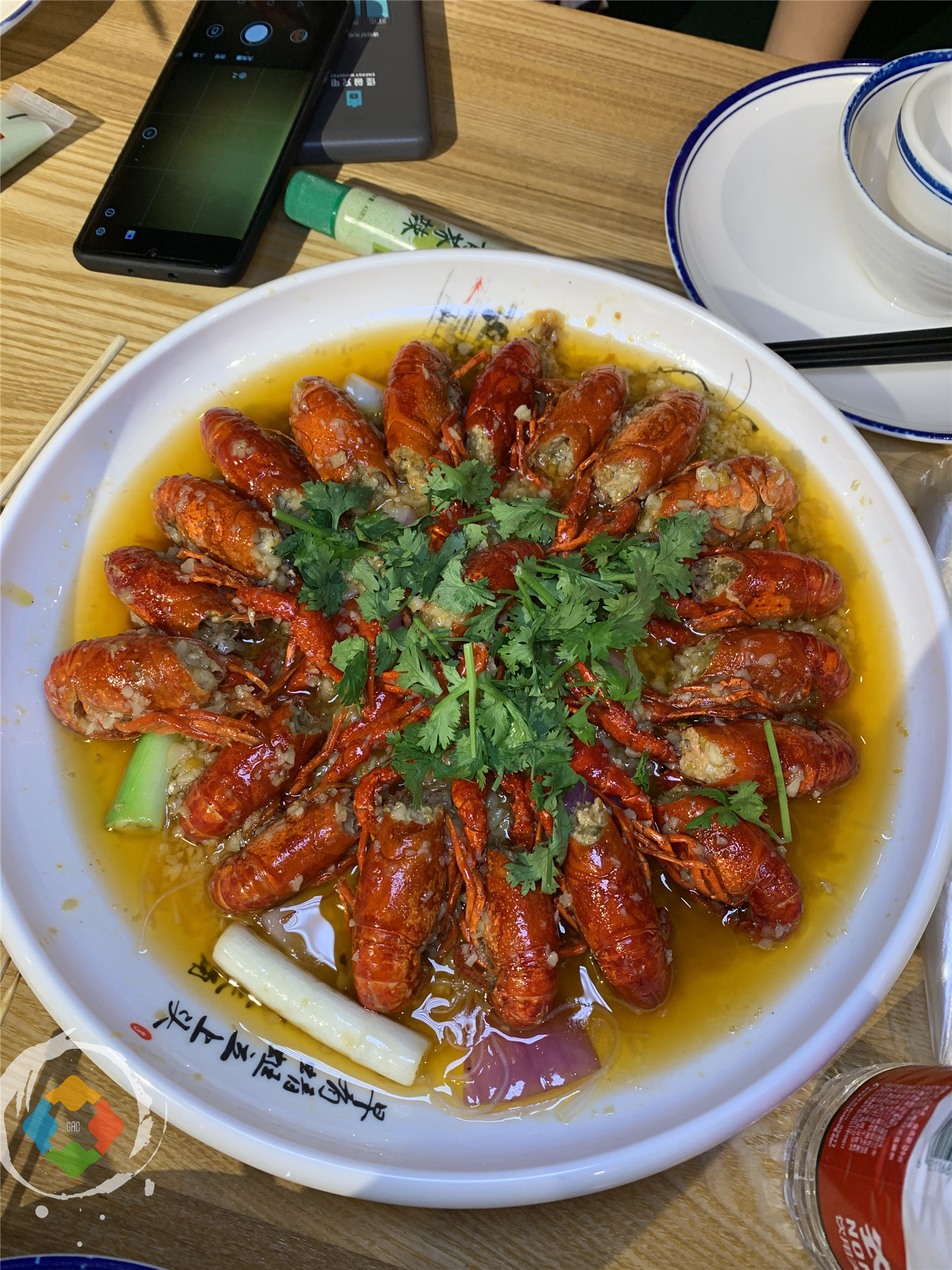 为什么重庆人要在大排档养生？一边吃着小龙虾生蚝，一边喝着热粥