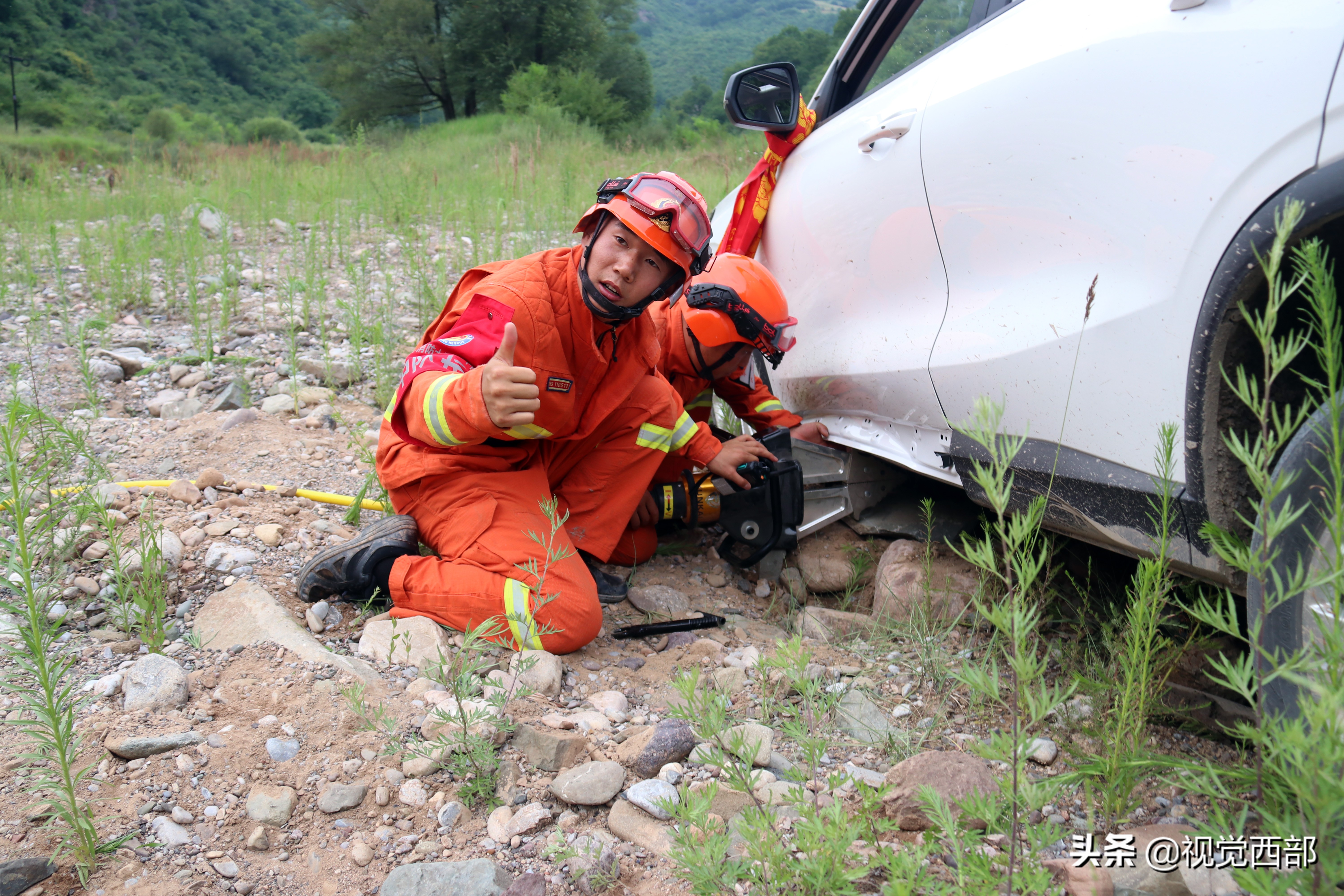 甘肃平凉：村民私家车深陷河沟，森林消防紧急救援