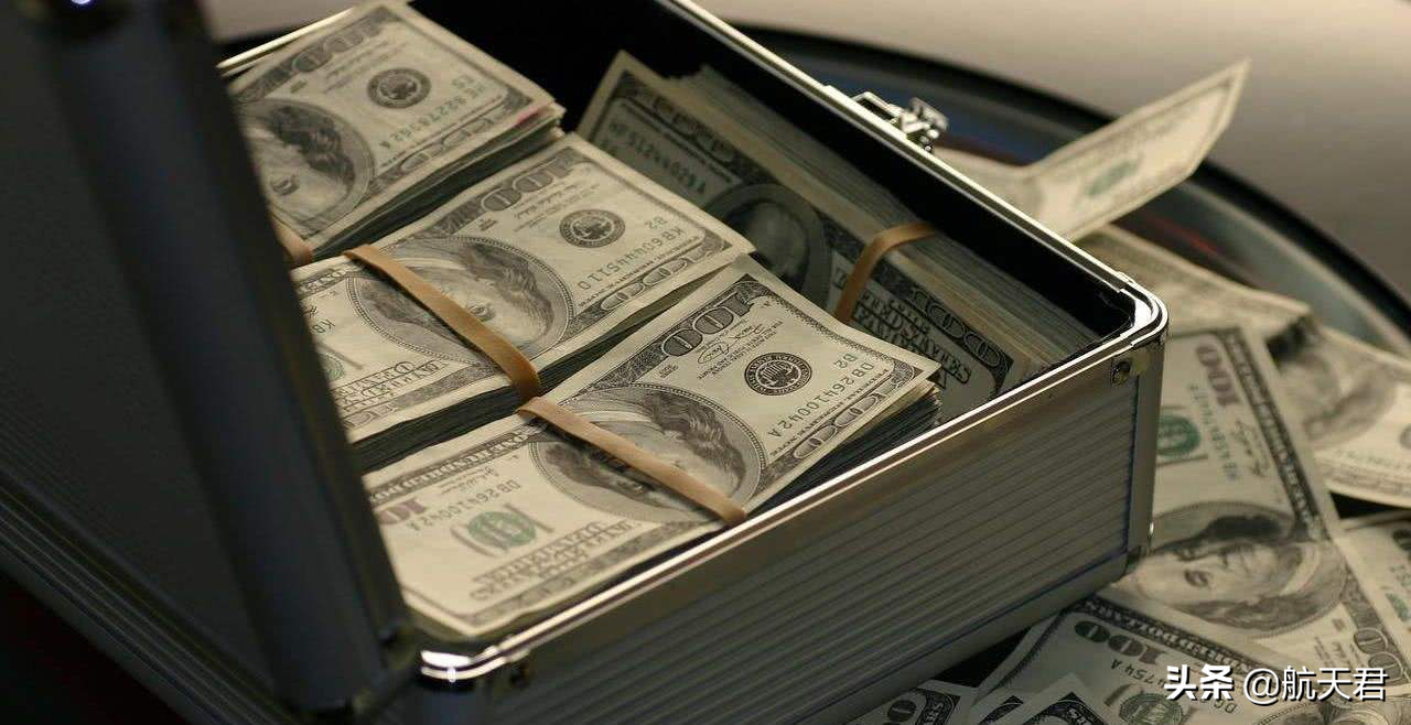 全球在为美国买单！疫情延误，25万亿的债务让美国再次雪上加霜