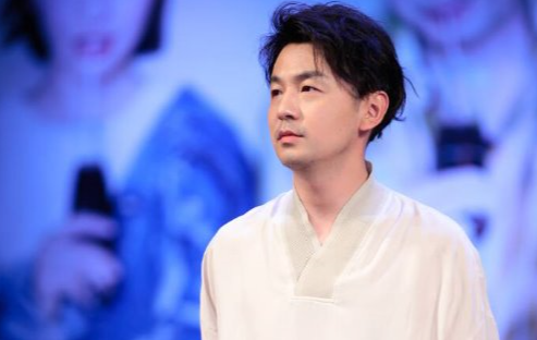 男星也能是腿精！雷佳音腿又细又长，包贝尔腿美过包文婧！