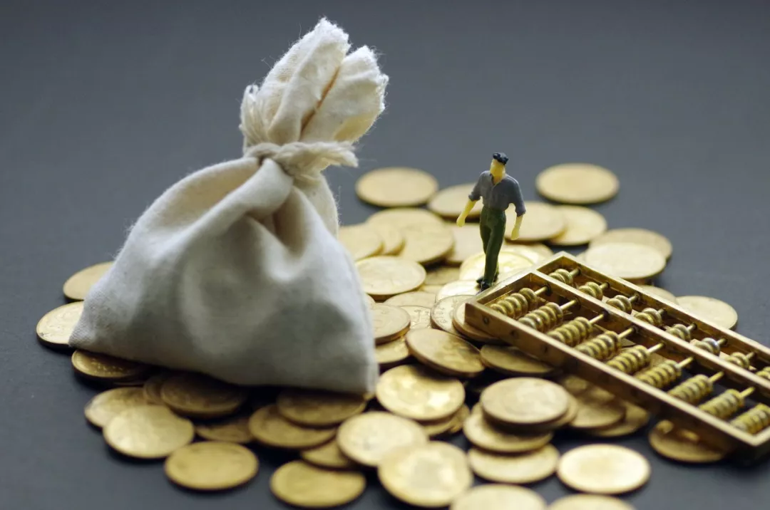 37岁男子穿婚纱在马路上“征婚”