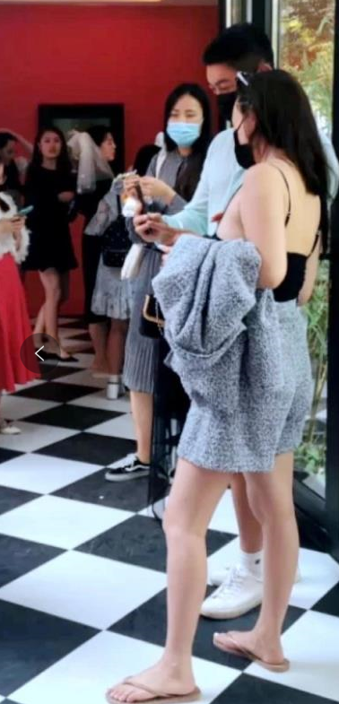 杜江夫妇低调带儿女游玩散心，霍思燕惬意微笑，网友：太幸福了