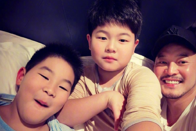 沙溢陪兒子上課，樓道里幹啃麵包還躲門外偷聽，卑微又真實