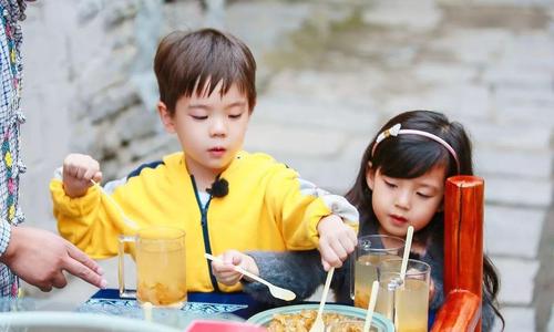 嗯哼4岁就能回答难题，霍思燕教育方法值得学习，她做了什么