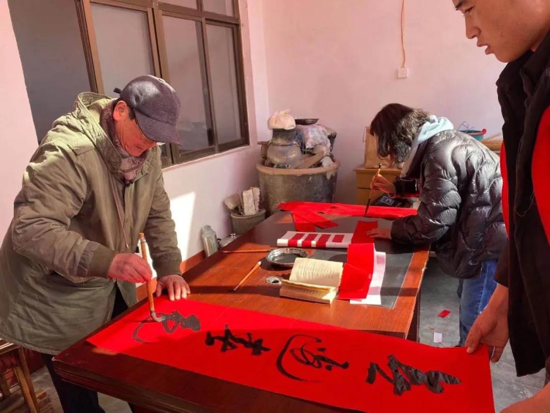 书画送下乡，文化暖人心—兰陵县书画院送文化下乡活动走进新兴镇