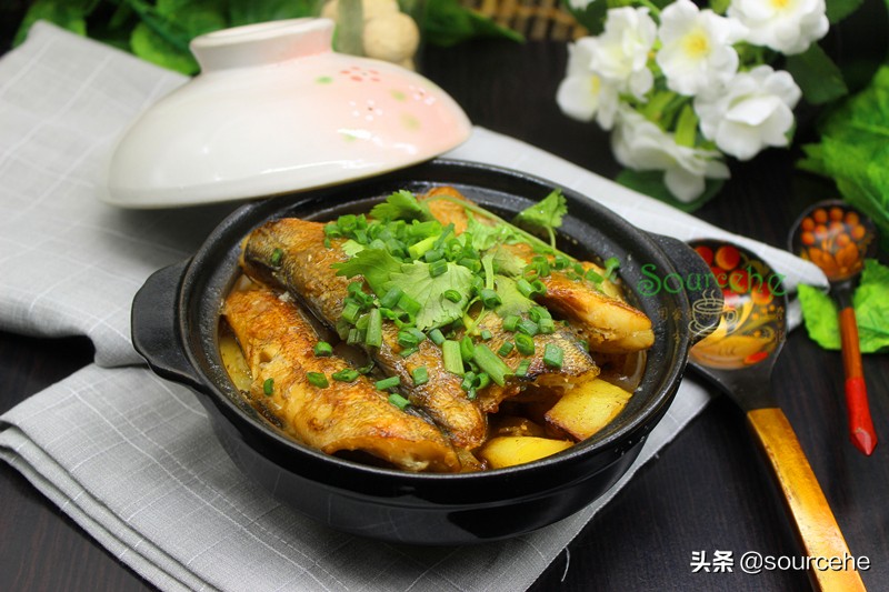 天冷就饞砂鍋煲，魚肉和土豆燉一燉，鮮香味美，熱乎乎很暖胃