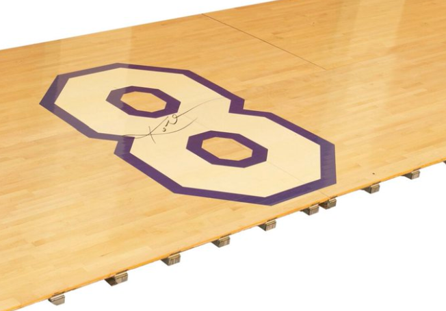 科比退役战签名地板拍卖拍卖价高达25万美元