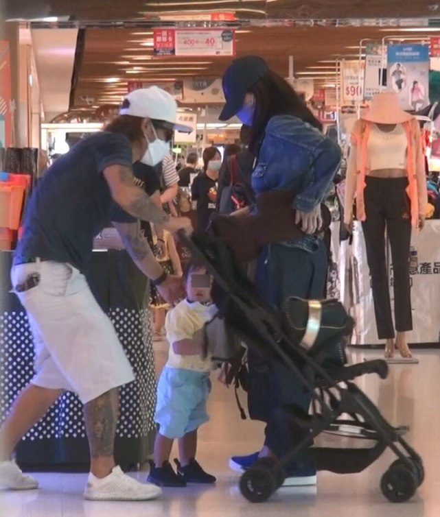 张柏芝抱小儿子超市购物，否认怀第四胎，自曝正式封肚不再生育