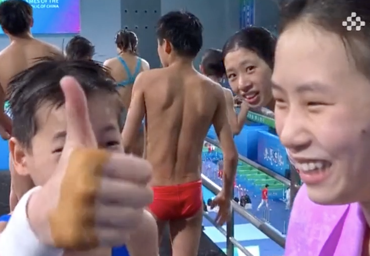 可爱又调皮！全红蝉冲到镜头前连做两个动作 没绷住自己拍手大笑