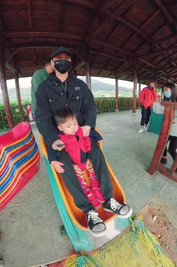 張晉帶兒子玩彩虹滑道，樂兒頭髮被吹成中分，臉嚇得通紅表情淡定