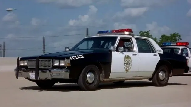 警車高速追擊坦克！為什么美國警車的性能都必須如此強(qiáng)悍？