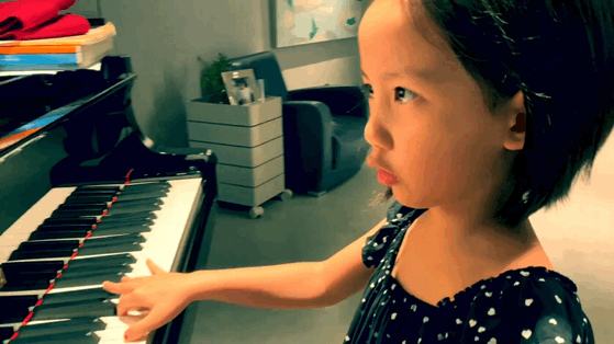 黄磊二女儿弹唱咏叹调，妹妹一本正经表演，表情严肃又好笑