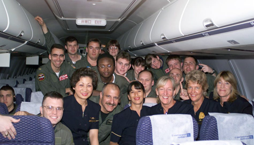 美军EP-3再度飞临上海东南部空域，驱逐舰进入