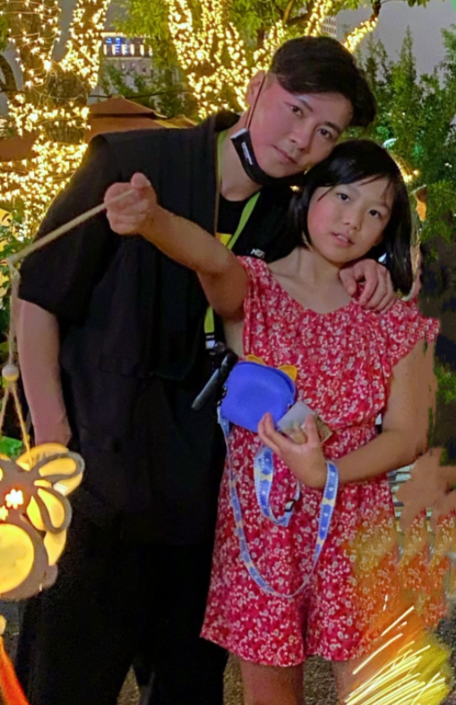 张晋蔡少芬一家过节，五人相拥合影好幸福，俩女儿大长腿吸睛