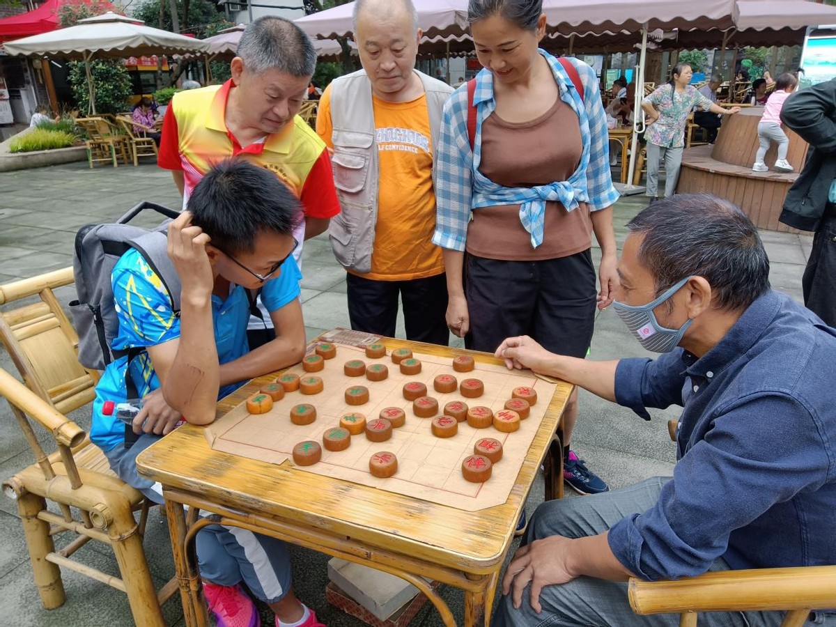 “烟火抚琴”西南街，悄然再现“地摊象棋”