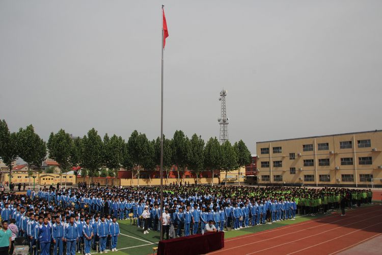 “清华馒头神”来邯郸临漳四中作励志报告，他是农民，逆袭成学霸