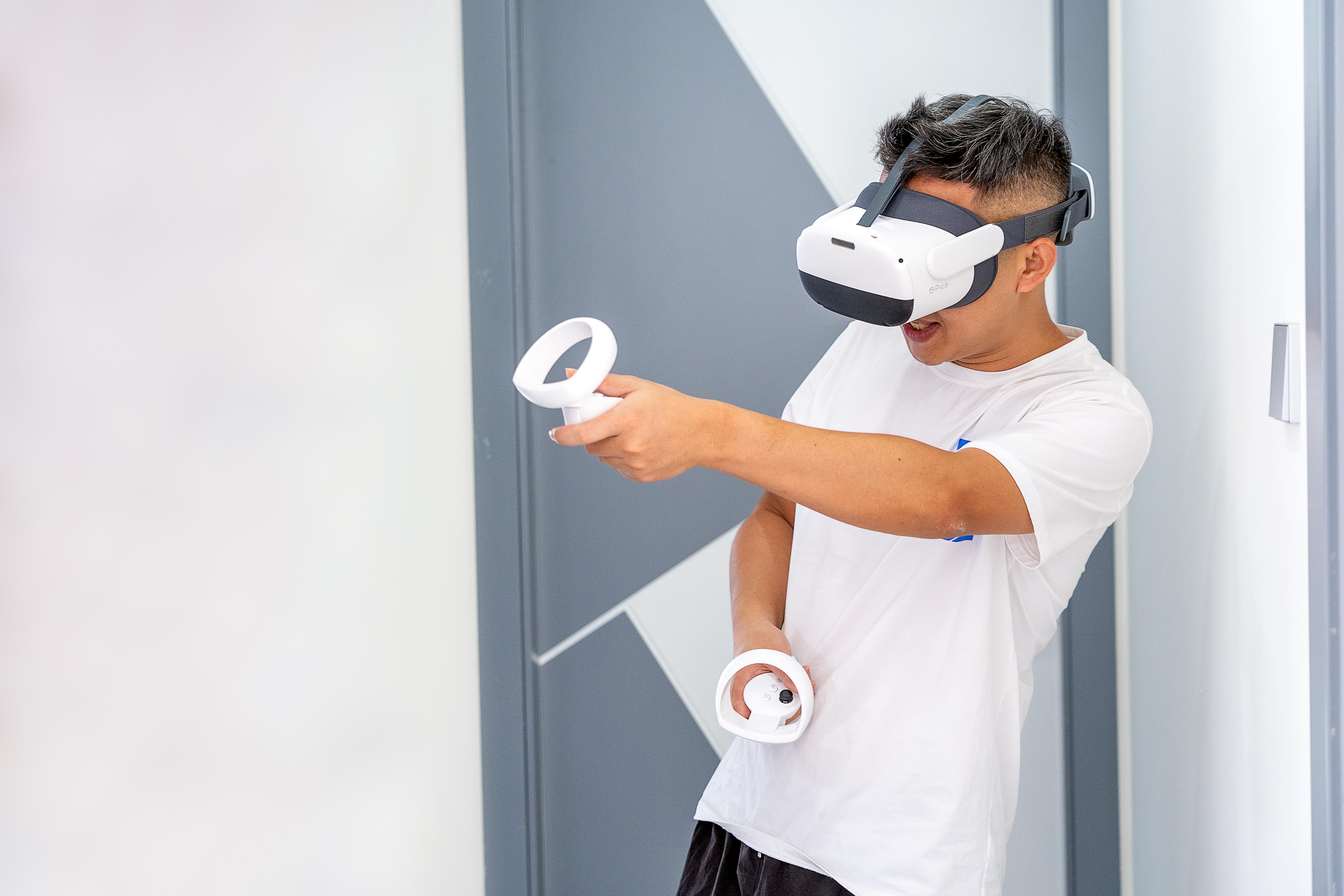 Pico Neo 3 VR一体机评测体验：能玩游戏能看电影带你体验什么叫沉浸
