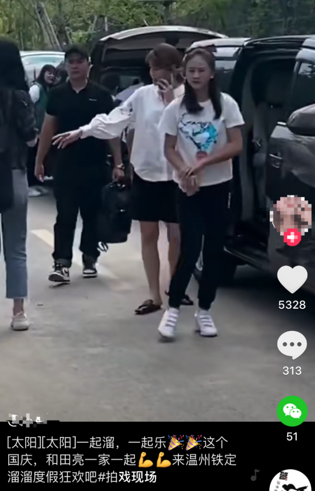 叶一茜带女儿现身，森碟身高直逼妈妈，母女俩穿着朴素接地气