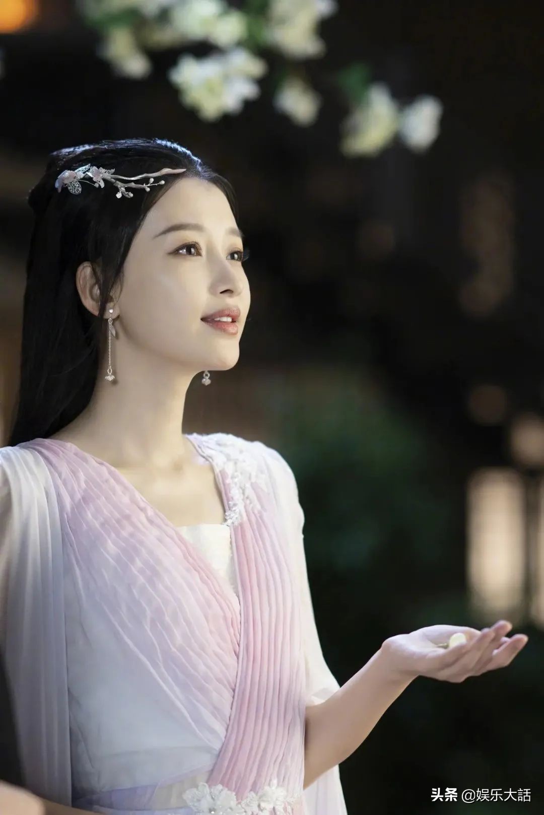人均一字眉加披發(fā)的影視圈，或許?早就忘記了美人在骨不?在皮吧