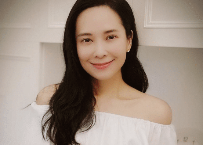 郭羡妮46岁生日宅家庆祝，与女儿同框似姐妹，点