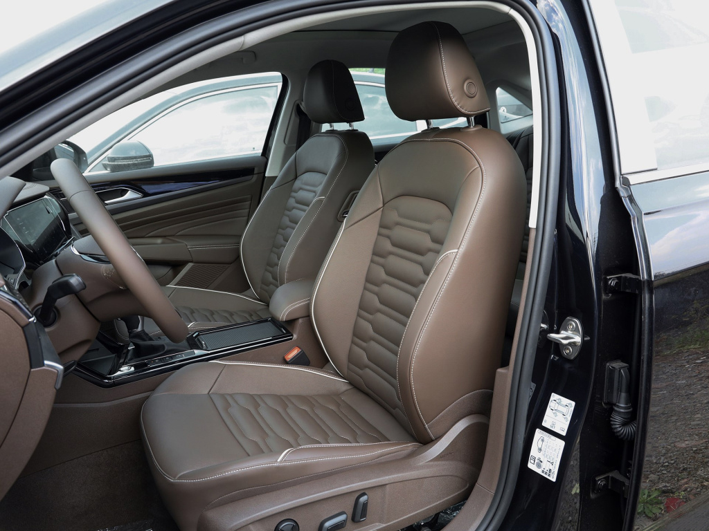 最强对最强，帕萨特VS凯美瑞，谁更胜一筹？