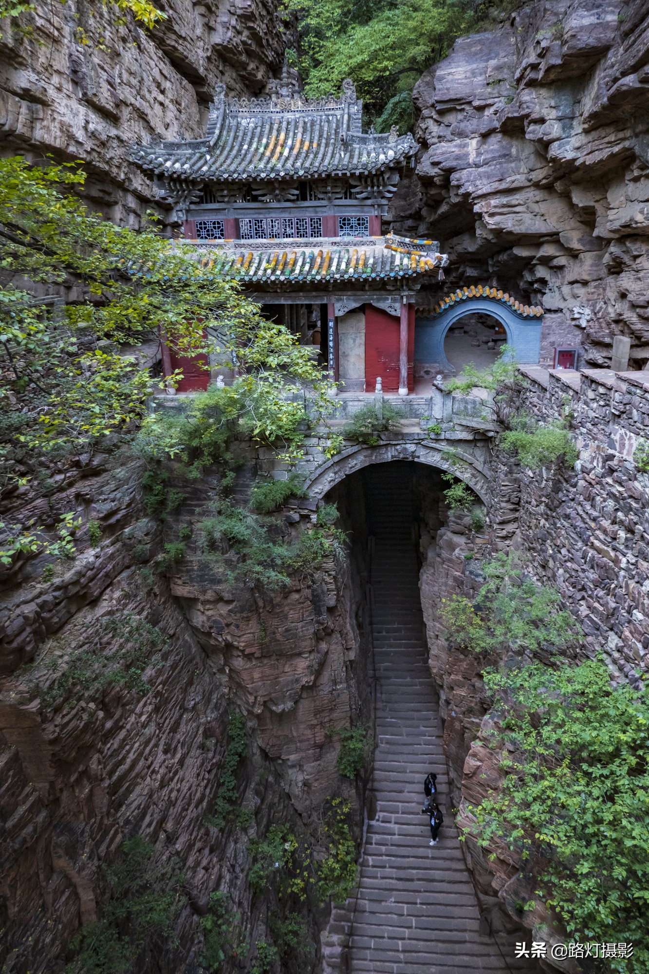 Flying in the sky!  There is a "hanging temple" in Hebei, which spans over 500 years of precipitous cliffs. It is a wonder