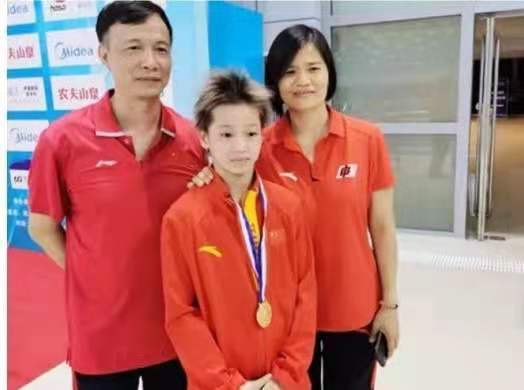 全红婵被严格“保护”！广东教练紧握她手臂寸步不离 拒绝任何采访