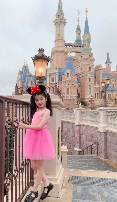 阿拉蕾和妹妹穿公主裙拍照，一件裙子从小穿到大，眼神却变了