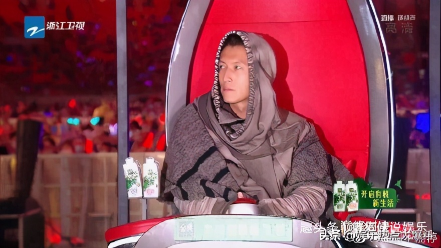 李健《好声音》唱完就穿上了棉袄 保暖到位
