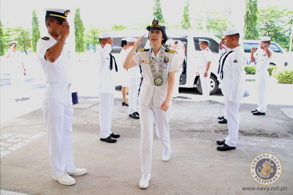 日本首位女性护卫舰支队长，指挥出云号航母，一身勋表见证功绩