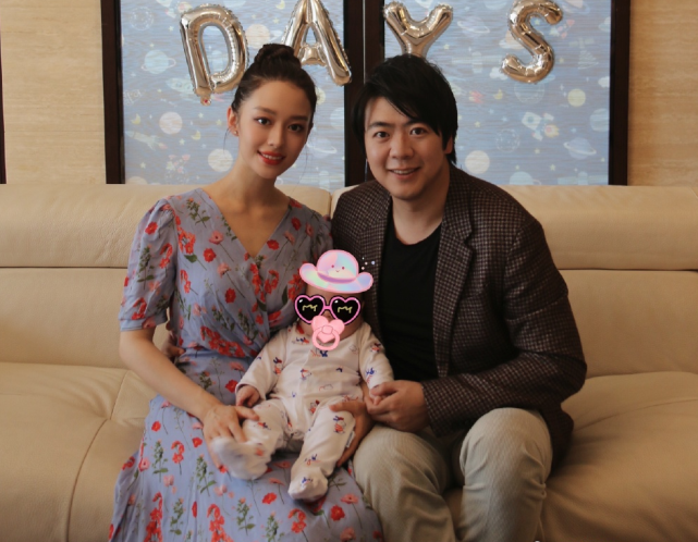 吉娜罕與爸爸出席活動，產後三月比懷孕前還瘦，父女同框顏值超高