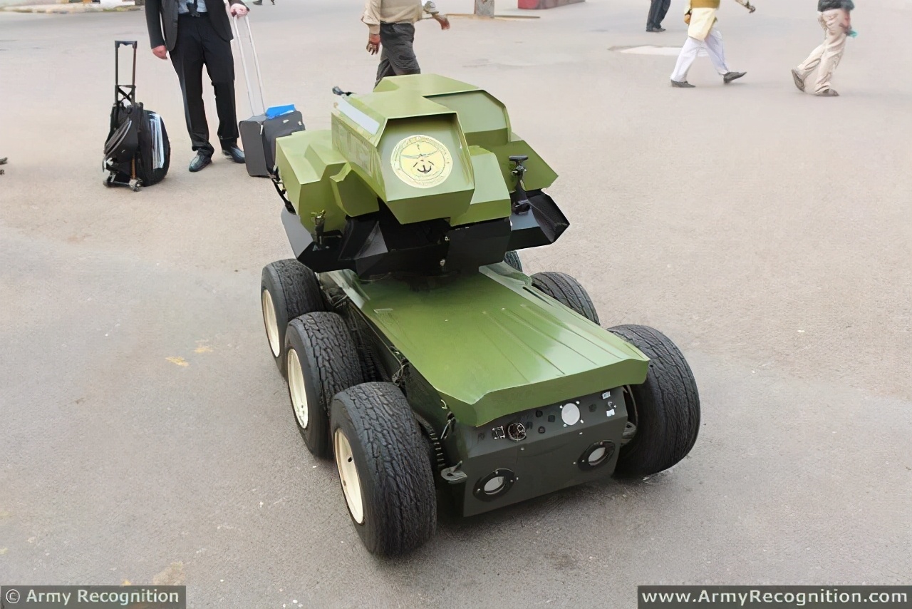 两印造地面作战机器人，有的像婴儿车，有的直接用手扶拖拉机改装