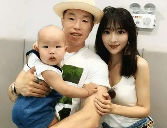 德云社明星陪妻子产检，举动被吐槽“没素质”