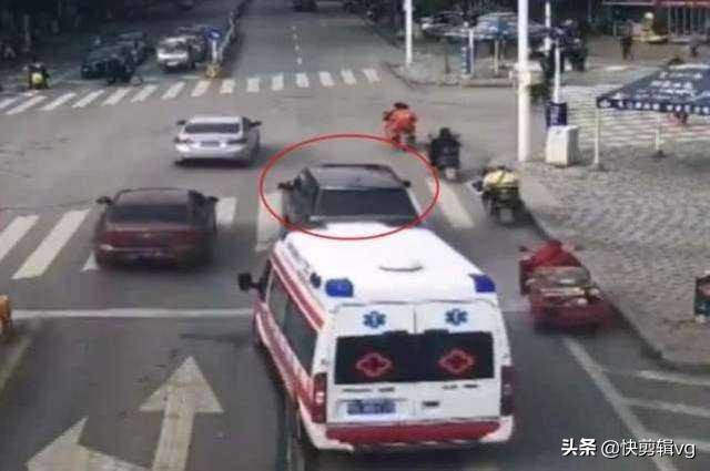 救护车鸣笛救人, 路虎车74秒丝毫未动, 车主: 换你