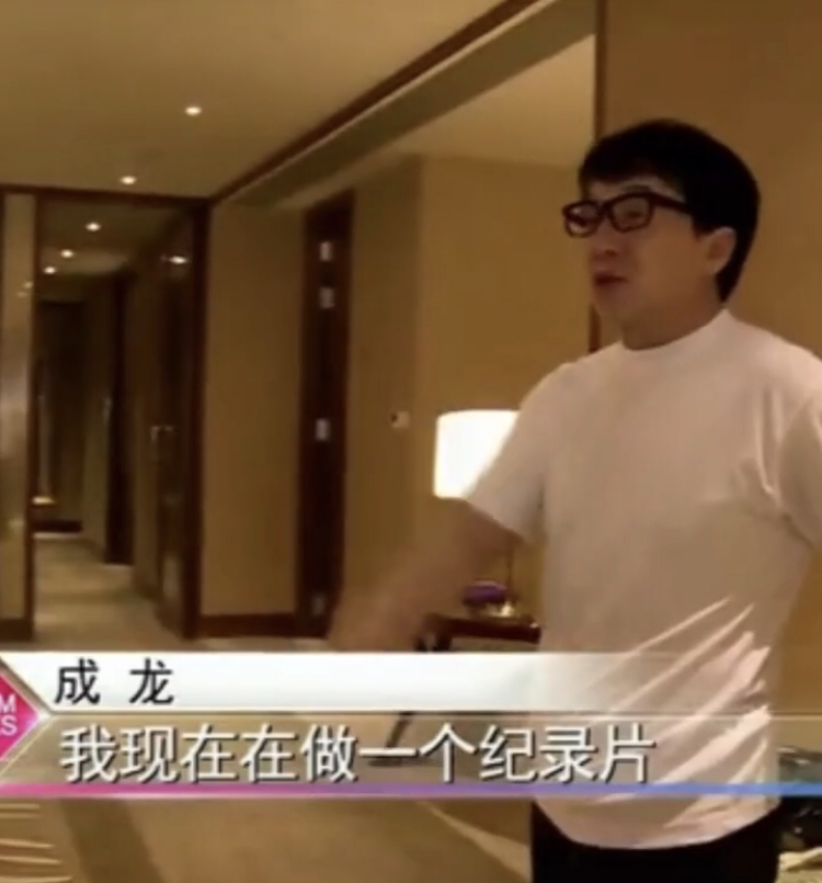 66岁成龙超环保，心疼会场浪费水，曾一双拖鞋走