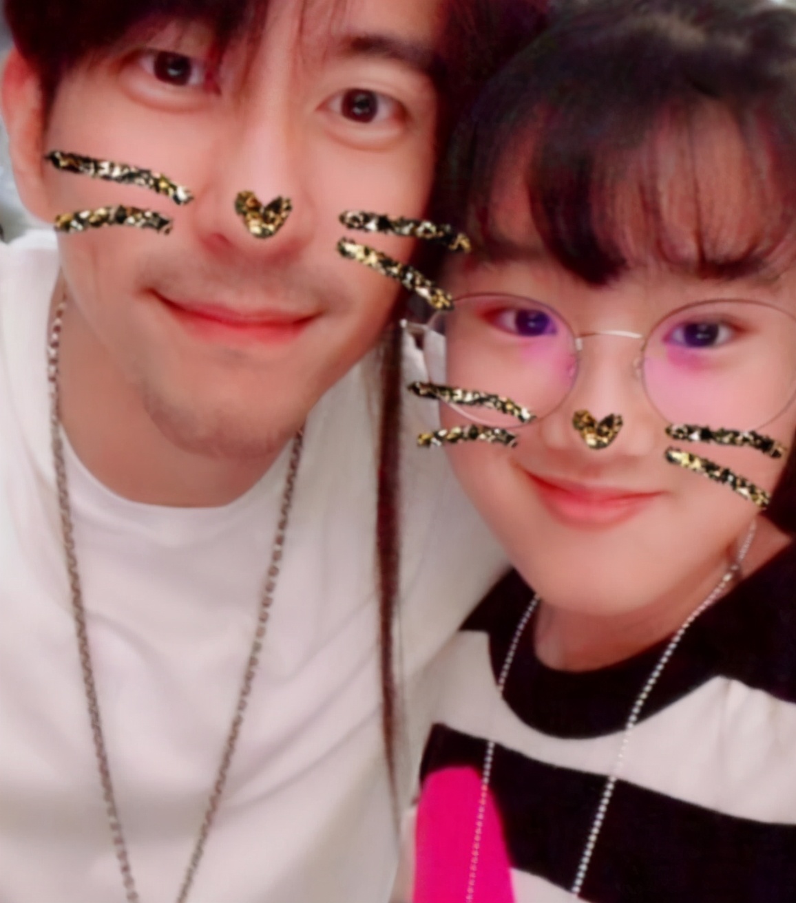 15歲梧桐妹要出道？ 和媽媽賈靜雯組女團，母女倆長得完全不一樣