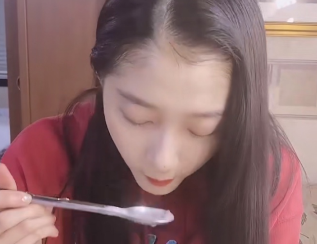 关晓彤素颜照被传，身后桌子上的腿太抢镜，镜