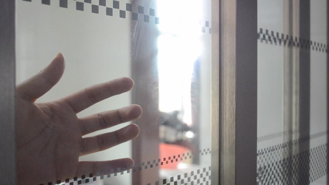 廚房玻璃上油乎乎的難清洗？ 家政阿姨教你一招，省時干淨又不留灰