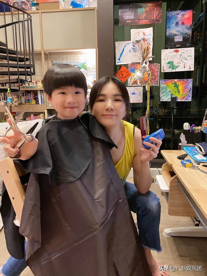 Ella曝爸妈结婚照！现在才发现妈妈脸上的特征，原来劲宝隔代遗传