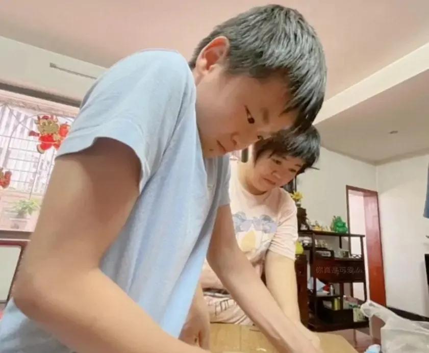 全红婵展示新技能！在何教练家过节，师母惊艳出镜，恩师满脸幸福