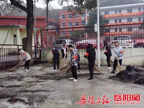 雷锋精神春风拂理工职校