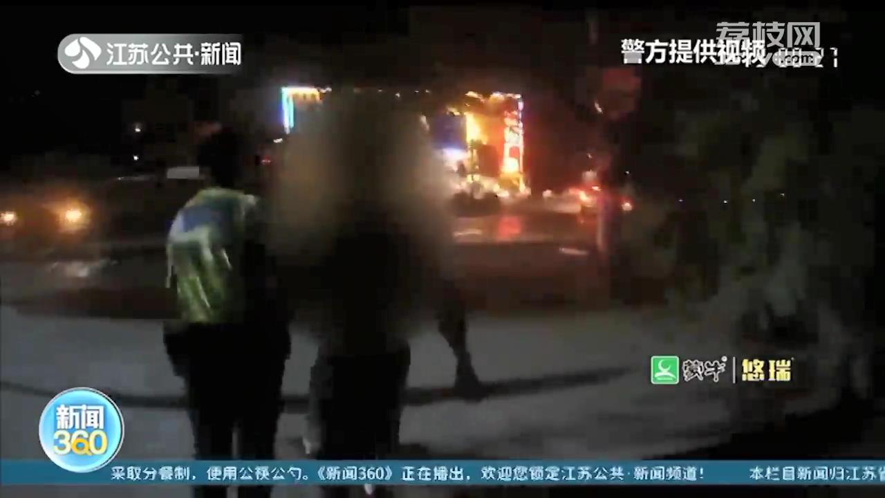 危险！轿车深夜“无人驾驶”逆行1公里 原是司机醉驾睡着了