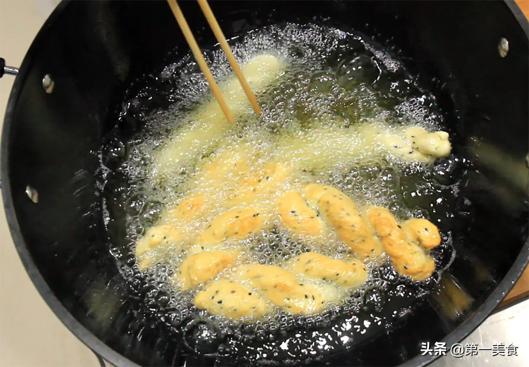 图片[7]-想吃麻花在家就能做 一碗面粉炸一盆 香酥可口 比外面卖得还香-起舞食谱网