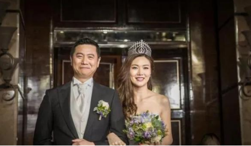 赵薇丈夫前任疑和富豪老公婚变，婚后4年生3胎，