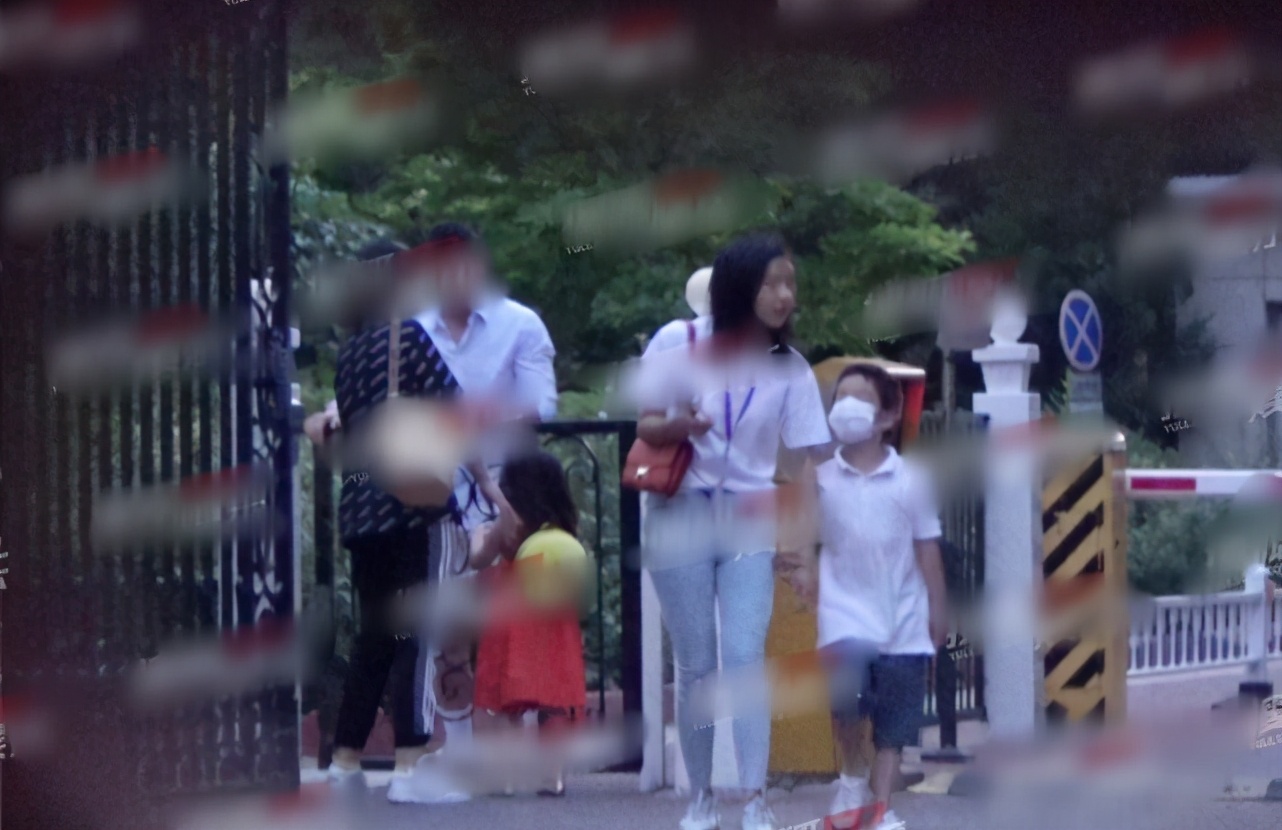 杜江獨自送兩個孩子出門，依依不捨神秘小女孩，真不是對方父親嗎