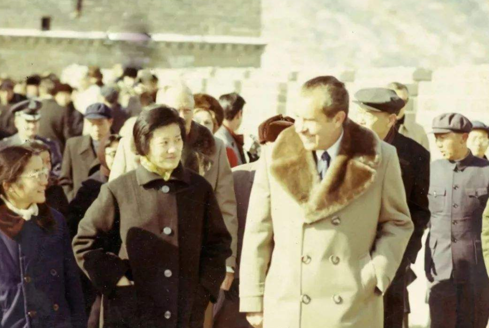 章含之为乔冠华守寡25年，写了4本书怀念他，为何不愿与他合葬？