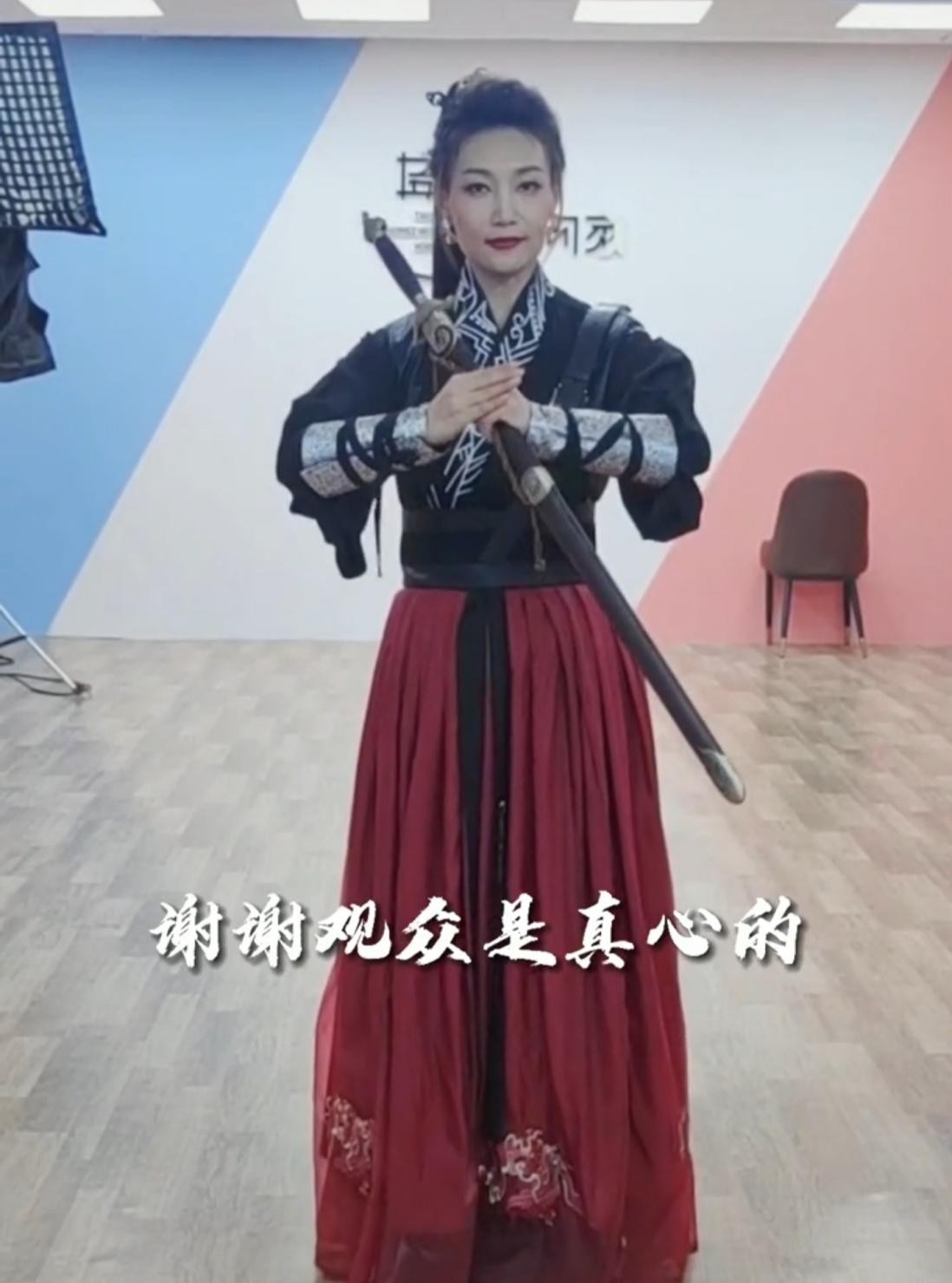 康辉罕见穿古装！化身许仙求爱白娘子李思思，遭调侃成“松鼠精”